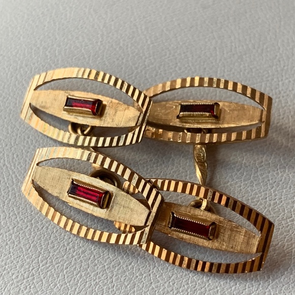 ANTIQUE 18K GOLD RUBY RED CRYSTALS / PASTE ORNATE FLORENTINE DESIGN CUFFLINKS
